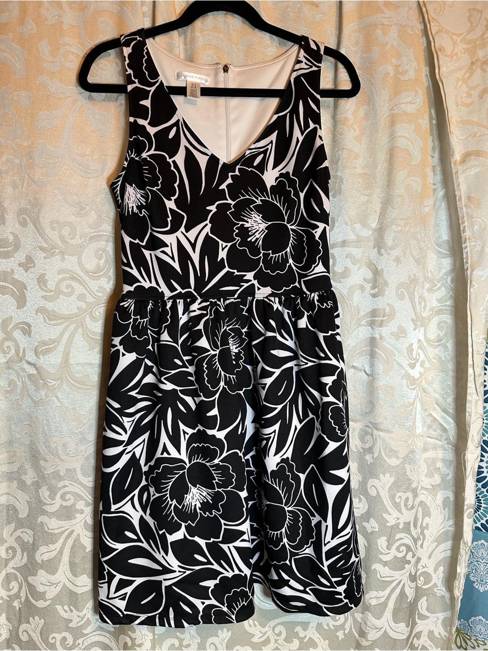 London Times Black & White Floral V-Neck Dress